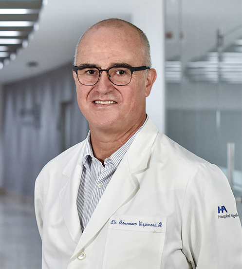 Es la foto de perfil de un inmunólogo y alergólogo en Huixquilucan de Hospital Angeles Lomas. Usa unos lentes, es calvo y tiene el cabello canoso. 