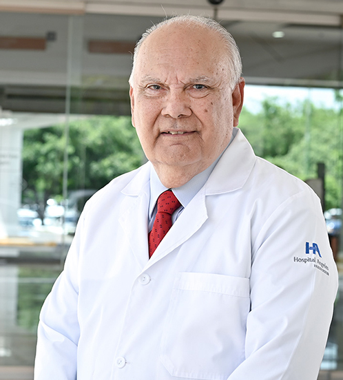 Es la foto de perfil de un ginecólogo y obstetra en Culiacán de Hospital Angeles Culiacán. Utiliza una bata blanca con camisa y una corbata.