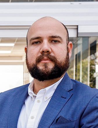 Es la foto de perfil de un urólogo en Guadalajara de Hospital Angeles Del Carmen. Trae puesto un saco azul y una camisa blanca, tiene barba y bigote, es calvo.
