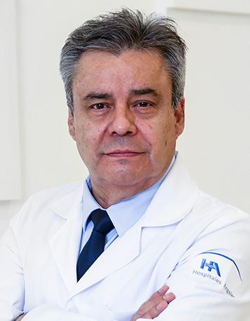 Es la foto de perfil de un ortopedista y traumatólogo en León de Hospital Angeles León. Utiliza una bata blanca con camisa azul cielo y corbata negra.