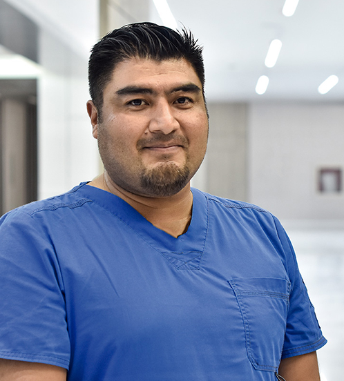 Es la foto de perfil de un coloproctólogo en Querétaro de Hospital Angeles Centro Sur. Viste un uniforme azul.