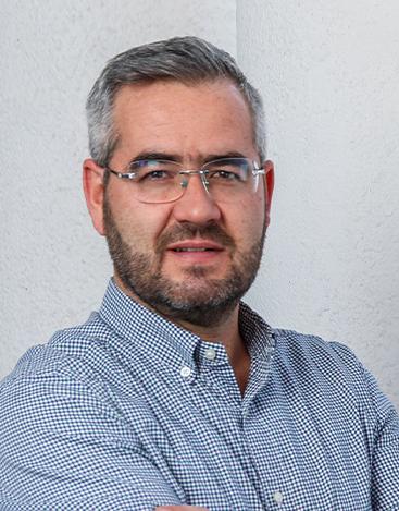 Es la foto de perfil de un urólogo en León de Hospital Angeles León. Utiliza una camisa, tiene el cabello canoso, barba y bigote.