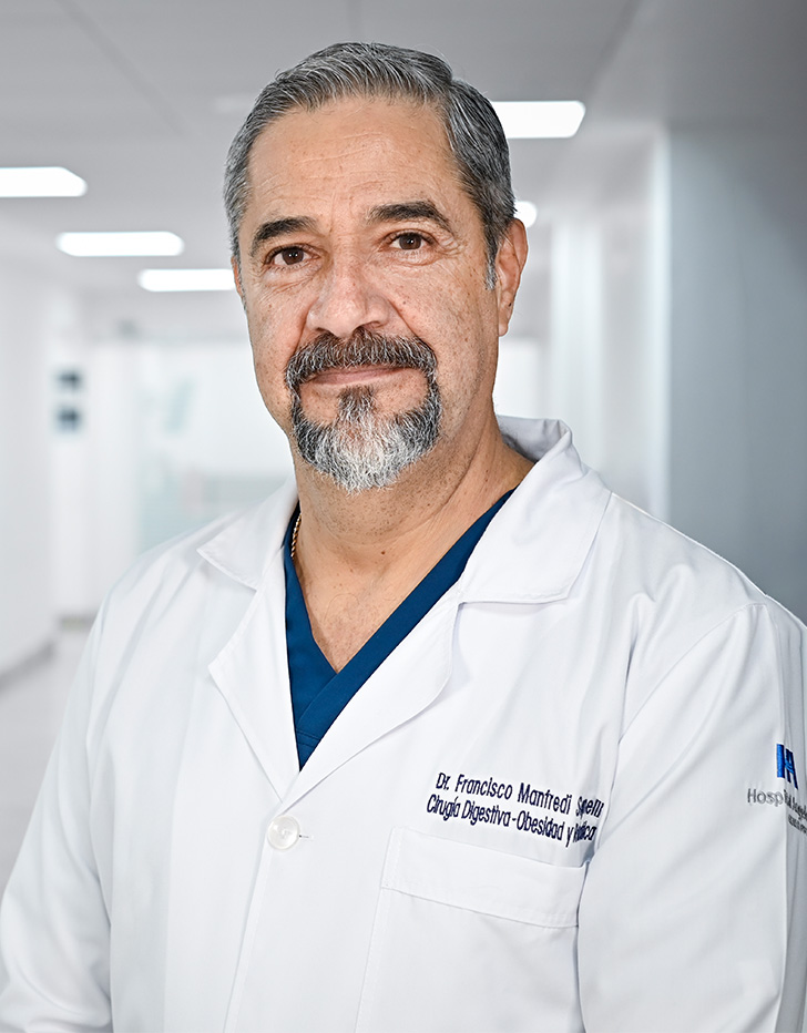 Es la foto de perfil de un cirujano general en Guadalajara de Hospital Angeles Del Carmen. Utiliza una bata blanca, camisa blanca y corbata azul marino.