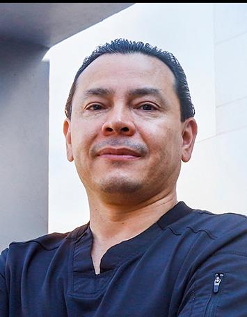 Es la foto de perfil de un urólogo en Guadalajara de Hospital Angeles Del Carmen. Utiliza un uniforme azul marino.