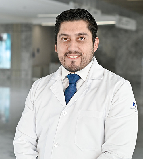 Es la foto de perfil de un ortopedista y traumatólogo en Querétaro de Hospital Angeles Centro Sur. Viste un traje negro con camisa blanca y corbata negra con lunares blancos.