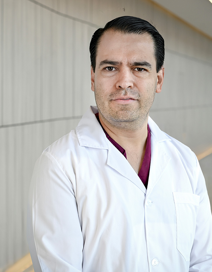 Es la foto de perfil de un nefrólogo en Puebla de Hospital Angeles Puebla.