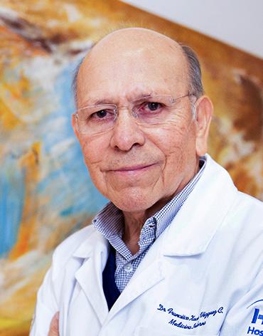 Es la foto de perfil de un internista en Ciudad de México de Hospital Angeles Mocel. Usa una bata blanca con una camisa azul claro.