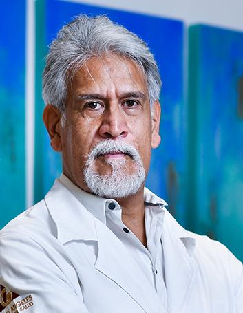 Es la foto de perfil de un ginecólogo en Villahermosa de Hospital Angeles Villahermosa. Usa una bata blanca y una camisa blanca. Tiene el cabello y barba blanca.