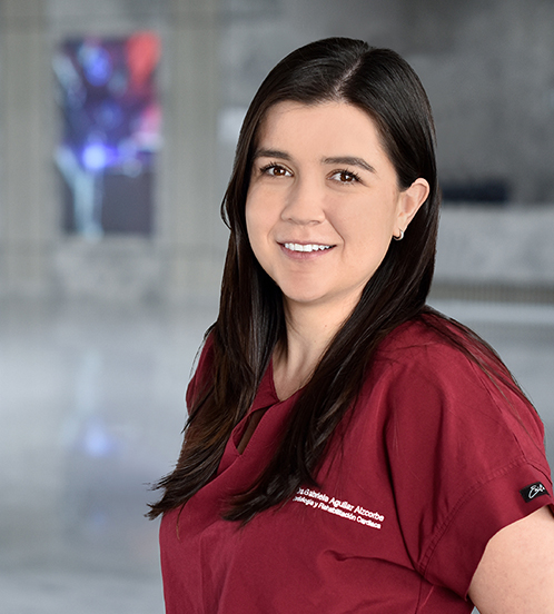 Es la foto de perfil de una cardióloga en Querétaro de Hospital Angeles Centro Sur. Viste un uniforme rojo cereza, cabello oscuro y mediano.