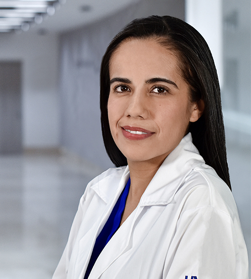Es la foto de perfil de una ortopedista y traumatóloga en Huixquilucan de Hospital Angeles Lomas. Usa una bata blanca con uniforme azul, tiene el cabello lacio, largo y negro.