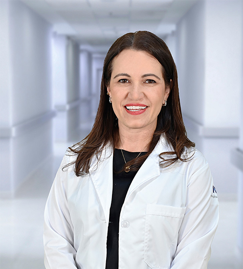 Es la foto de perfil de una alergóloga pediátrica en Ciudad Juárez de Hospital Angeles Ciudad Juárez. La doctora tiene una blusa fiusha, cabello corto y está sonriendo.