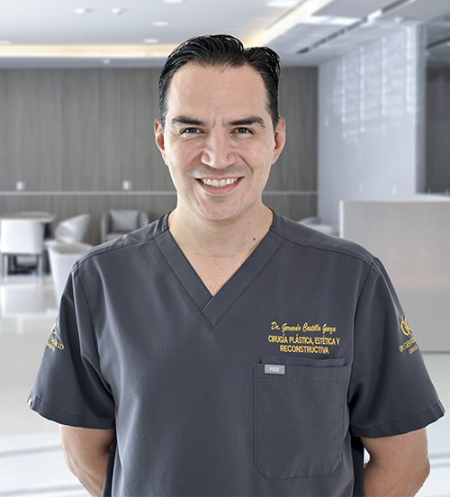 Es la foto de perfil de un cirujano plástico en San Pedro Garza de Hospital Angeles Valle Oriente. Usa un uniforme médico color negro. Tiene el cabello negro y los brazos cruzados por detrás.