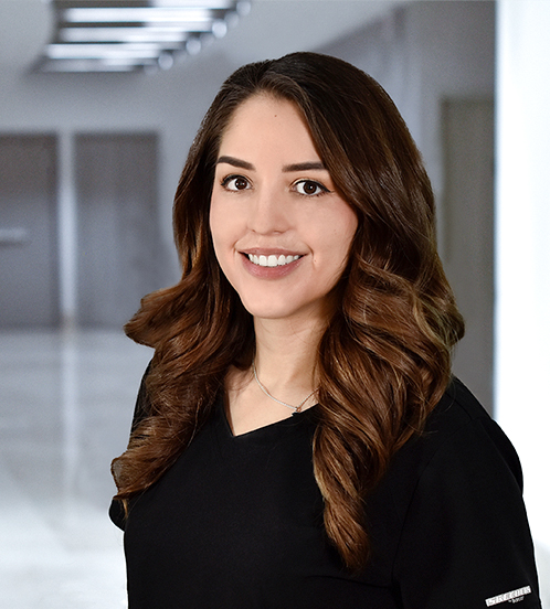 Es la foto de perfil de una genetista en Huixquilucan de Hospital Angeles Lomas. Usa un uniforme negro en cuello V, tiene el cabello castaño y largo.