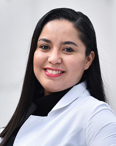 Es la foto de perfil de una pediatra y neonatóloga en Villahermosa de Hospital Angeles Villahermosa. Usa una bata blanca. Tiene el cabello lacio y negro. Está sonriendo.