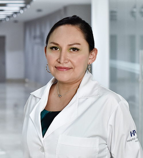 Es la foto de perfil de una uróloga en Huixquilucan de Hospital Angeles Lomas. Usa una bata blanca con una blusa, tiene un collar y el cabello recogido.