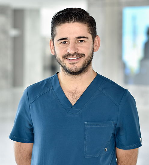 Es la foto de perfil de un ortopedista y traumatólogo pediátrico en Querétaro de Hospital Angeles Centro Sur. Usa un uniforme azul, con cabello oscuro y barba.
