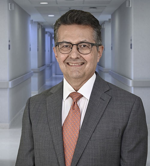 Es la foto de perfil de un pediatra en Ciudad Juárez de Hospital Angeles Ciudad Juárez. Viste una camisa negra con puntos blancos.