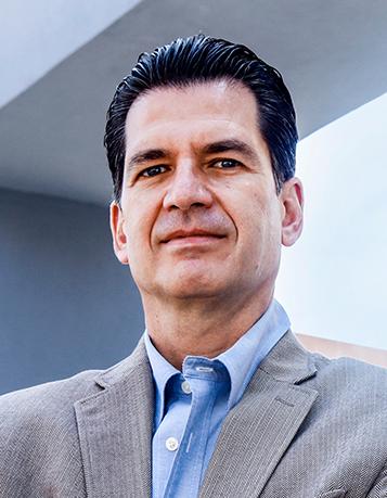 Es la foto de perfil de un ortopedista y traumatólogo en Guadalajara de Hospital Angeles Del Carmen. Utiliza un saco de color gris, una camisa azul claro y tiene el cabello peinado hacia atrás.