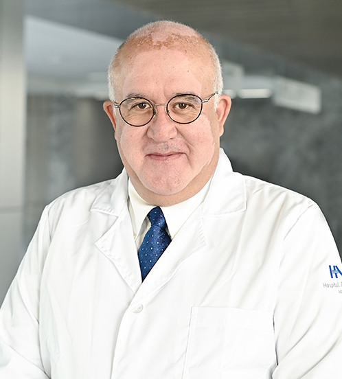 Es la foto de perfil de un ginecólogo y obstetra en Querétaro de Hospital Angeles Centro Sur. Usa una bata blanca, y lentes. 