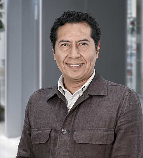 Es la foto de perfil de un ortopedista y traumatólogo en Huixquilucan de Hospital Angeles Lomas. Usa una bata blanca con una playera de fondo, es de tez morena y tiene cabello corto y oscuro.