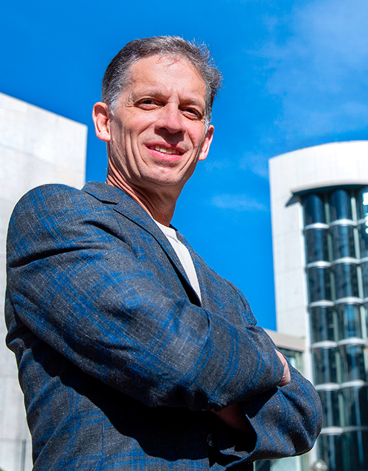 Es la foto de perfil de un angiólogo y cirujano vascular en Huixquilucan de Hospital Angeles Lomas.