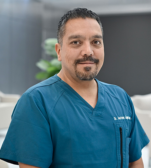 Es la foto de perfil de un gastroenterólogo y endoscopista en Querétaro de Hospital Angeles Centro Sur. Usa un uniforme azul, tiene una barba en forma de candado. 