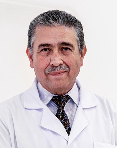 Es la foto de perfil de un otorrinolaringólogo en León de Hospital Angeles León. Trae puesta una bata blanca con una camisa blanca y una corbata negra. Tiene el cabello canoso.
