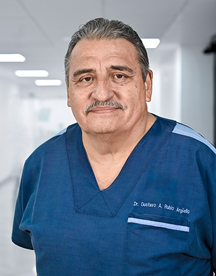Es la foto de perfil de un angiólogo y cirujano vascular en Guadalajara de Hospital Angeles Del Carmen. Utiliza una bata blanca, tiene el cabello y el bigote canoso.