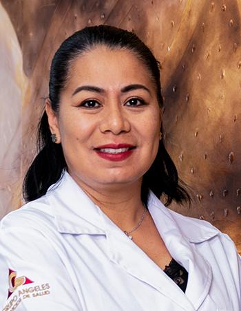 Es la foto de perfil de una reumatóloga pediátrica en León de Hospital Angeles León. Usa una bata blanca con una blusa negra y tiene el cabello semirecogido de color negro.