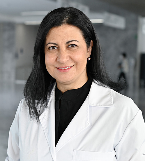 Es la foto de perfil de un cirujano general en Querétaro de Hospital Angeles Centro Sur. Viste una blusa negra de manga largo con flores, con cabello largo negro y está sonriendo.
