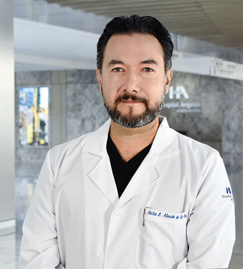 Es la foto de perfil de un anestesiólogo en Querétaro de Hospital Angeles Centro Sur. Viste un traje negro con cuadros azul marino, una camisa blanca, tiene barba y ojos verdes.