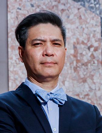 Es la foto de perfil de un pediatra en San Pedro Garza de Hospital Angeles Valle Oriente. Usa un saco azul marino, camisa y moño azul claro. Tiene el cabello negro.