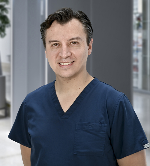 Es la foto de perfil de un cirujano general en Huixquilucan de Hospital Angeles Lomas. El doctor usa un traje azul marino con una camisa blanca y una corbata azul marino.