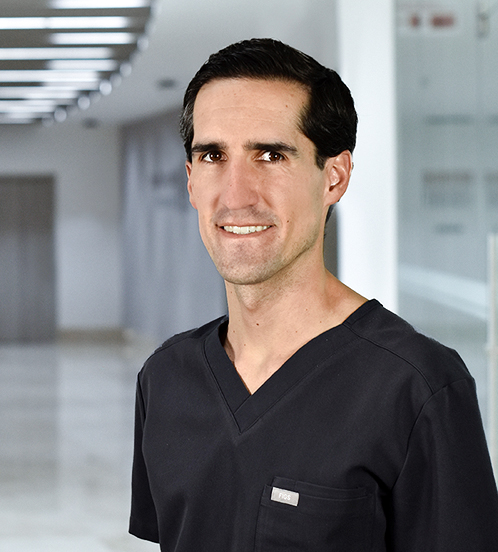 Es la foto de perfil de un endocrinólogo pediátrico en Huixquilucan de Hospital Angeles Lomas. Usa un uniforme negro de cuello V, es de tez blanca y tiene cejas pobladas.