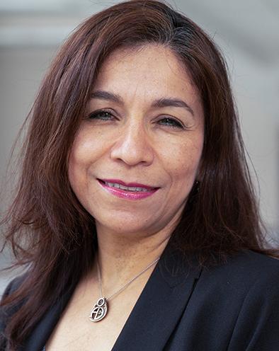 Es la foto de perfil de una internista y geriata en Huixquilucan de Hospital Angeles Lomas. Tiene el cabello castaño hasta los hombros, tez morena y está sonriendo. 