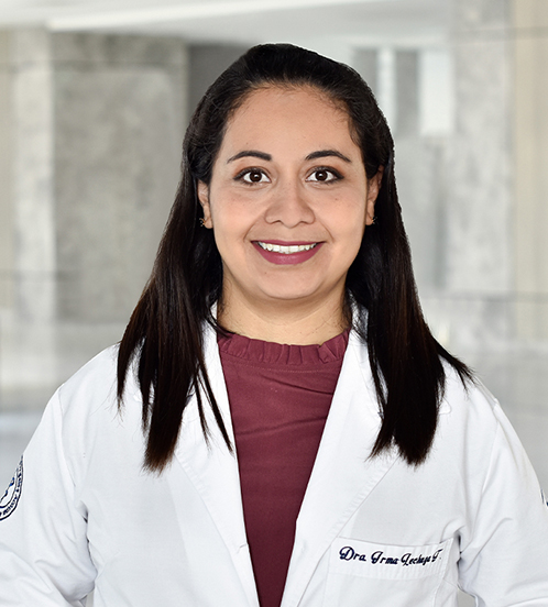 Es la foto de perfil de una pediatra especialista en neumología pediátrica en Ciudad de México de Hospital Angeles. Viste una bata blanca con una playera vino, su cabello es negro, lacio y mediano. Brinda servicios en Hospital Angeles Acoxpa y Centro Sur.