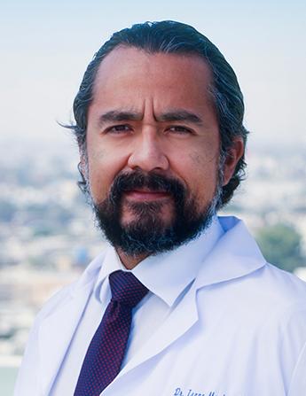 Es la foto de perfil de un otorrinolaringólogo en Torreón de Hospital Angeles Torreón. Usa una bata y camisa blanca con corbata morada. Tiene el cabello y barba negro.