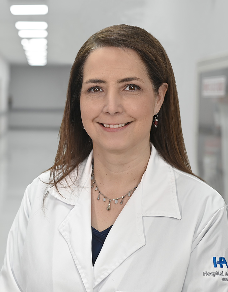 Es la foto de perfil de una nutrióloga en Ciudad de México de Hospital Angeles Universidad. Usa una bata blanca. Tiene el cabello largo y lacio color castaño.