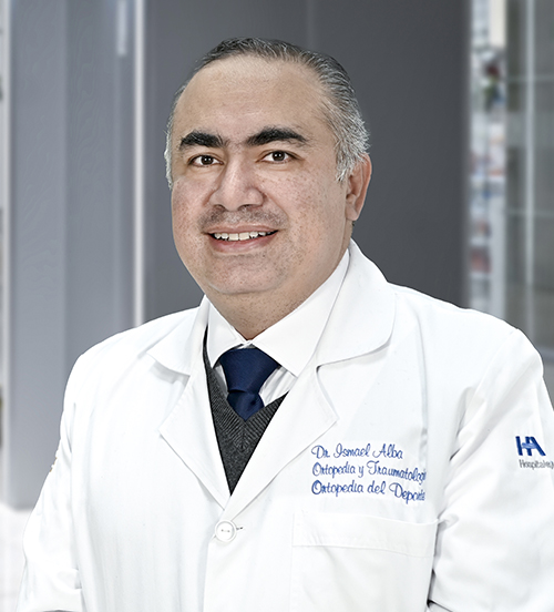 Es la foto de perfil de un ortopedista, traumatólogo y artoscopista en Ciudad de México de Hospital Angeles Universidad. Usa uana bata y camisa blanca con corbata negra. Tiene el cabello gris y está sonriendo.