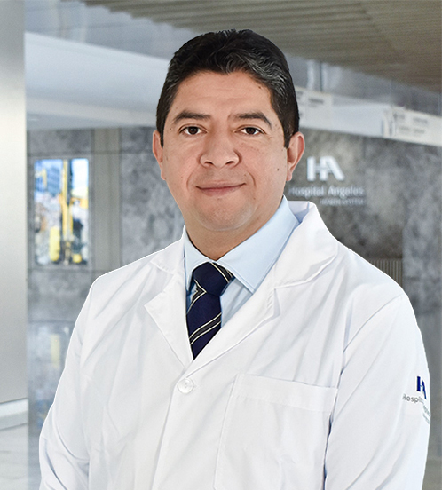 Es la foto de perfil de un radio-oncólogo en Querétaro de Hospital Angeles Centro Sur. Usa una camisa rosa polo y una bata blanca.