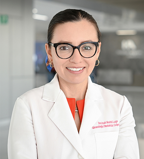 Es la foto de perfil de un otorrinolaringólogo en Querétaro de Hospital Angeles Centro Sur. Usa una bata blanca con una blusa rosa palo, tiene lentes con amrco negro semiredondos.