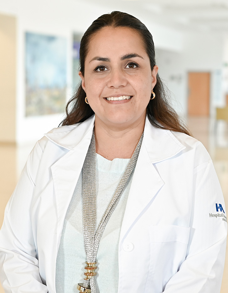 Es la foto de perfil de una ortopedista y traumatóloga en Xalapa de Hospital Angeles Xalapa. Usa una blusa negra. Tiene el cabello negro y corto.