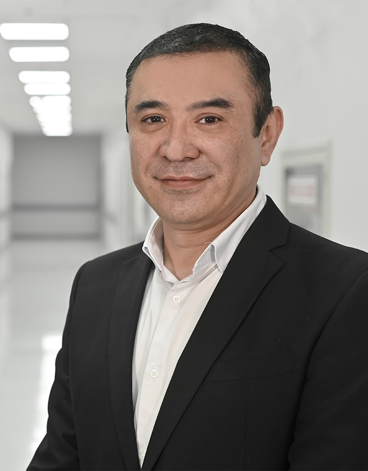 Es la foto de perfil de un cirujano plástico en Ciudad de México de Hospital Angeles Universidad. Usa un saco negro con una camisa blanca. Tiene el cabello negro. Está sonriendo.