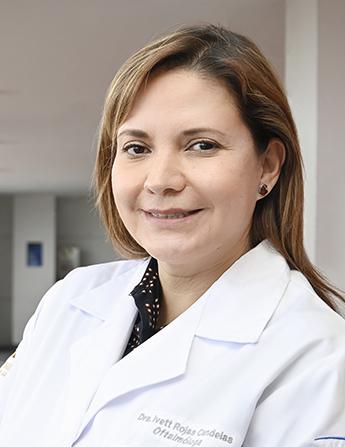 Es la foto de perfil de una oftalmóloga en León de Hospital Angeles León. Trae puesta una bata blanca con una camisa negra. Tiene el cabello rubio y está sonriendo.