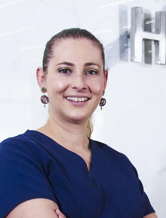 Es la foto de perfil de una gastrocirujana, endoscopista y cirujana general en Ciudad de México de Hospital Angeles Universidad. Usa un uniforme médico color azul. Tiene el cabello recogido y los brazos crusados.