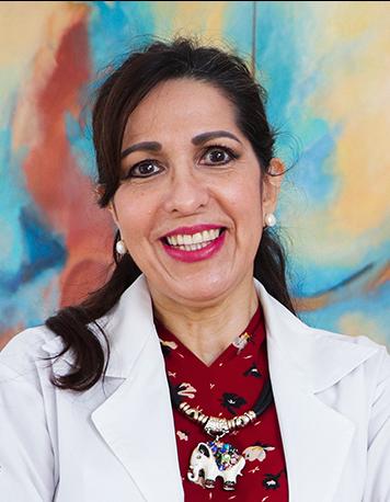 Es la foto de perfil de una pediatra en Tampico de Hospital Angeles Tampico. Usa una bata blanca y una blusa roja con estampado. Tiene el cabello ondulado negro.