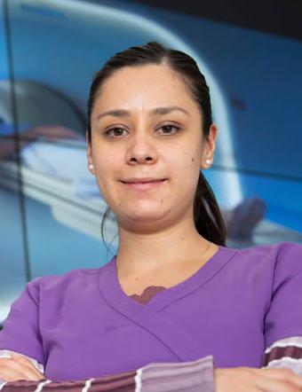 Es la foto de perfil de una gastroenteróloga en Ciudad de México de Hospital Angeles Universidad. Usa un uniforme médico color morado. Tiene el cabello negro y está recogido en una coleta. Tiene los brazos cruzados.