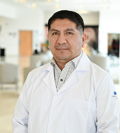 Es la foto de perfil de un ginecólogo y obstetra en Xalapa de Hospital Angeles Xalapa. Usa una camisa de cuadros azul con blanco. Tiene el cabello negro.