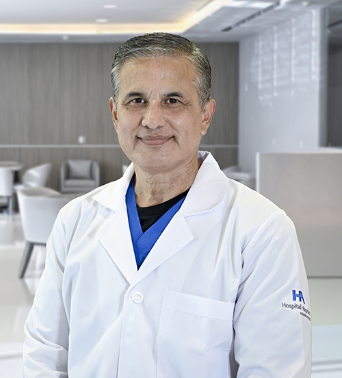 Es la foto de perfil de un pediatra en San Pedro Garza de Hospital Angeles Valle Oriente. Usa una bata blanca, una camisa azul claro y una corbata azul oscuro. Tiene el cabello gris. Está sonriendo.
