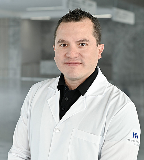 Es la foto de perfil de un urólogo en Ciudad de México de Hospital Angeles. Viste un uniforme azul claro, está sonriendo y su cabello está peinado hacia atrás. Brinda sus servicios en Hospital Angeles Acoxpa y Centro Sur.